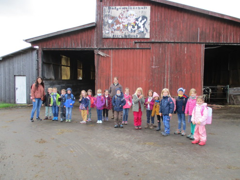 Kinder stehen vor dem Bauernhof